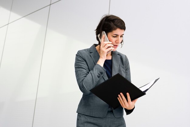 Zakenvrouw praten over een telefoon