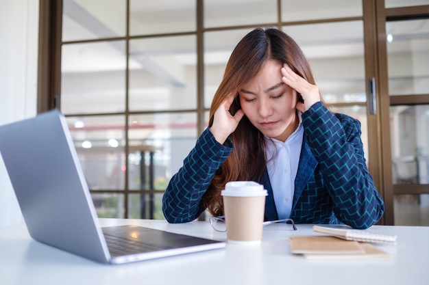 Zakenvrouw raakt gestrest terwijl ze een probleem heeft op het werk op kantoor