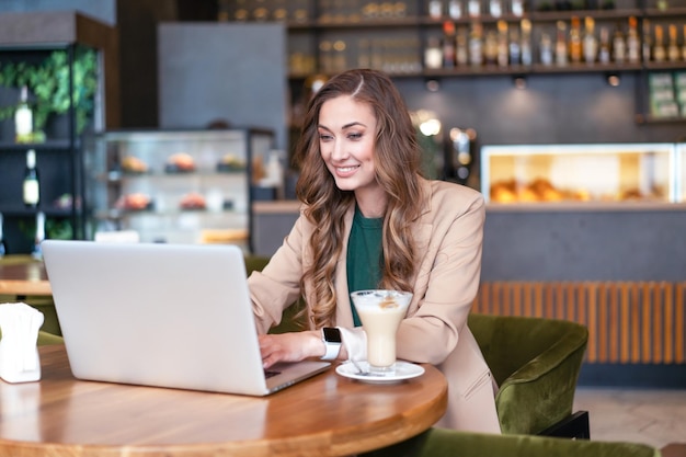 Zakenvrouw Restauranteigenaar Gebruik Laptop