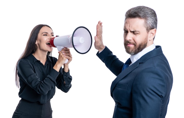 zakenvrouw schreeuwt tegen werknemer met luidspreker zakenmensen partner heeft conflict over promotie zakenmensen oplossen van conflicten rivaliteit concept zakelijk conflict verwerpen van de schuld