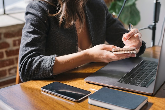 Zakenvrouw schrijven op een notebook