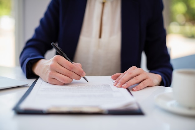 Zakenvrouw schrijven op klembord