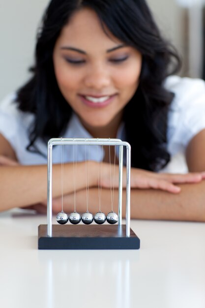 Foto zakenvrouw spelen met kinetische ballen