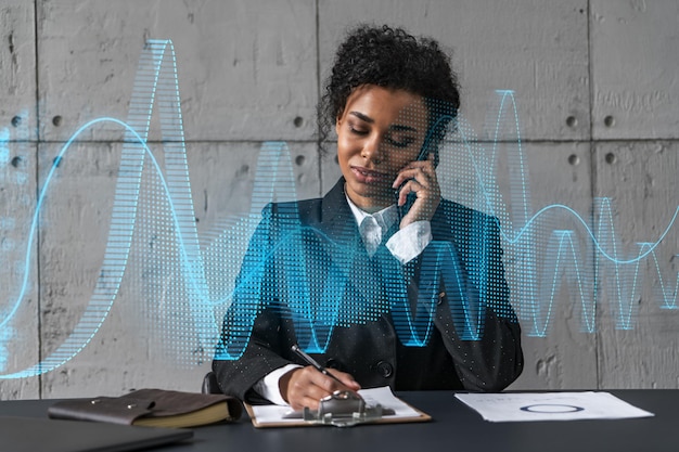 Zakenvrouw spreekt telefoon en beurs financiële grafiek hologram Dubbele belichting Bedrijfsstatistieken studie concept