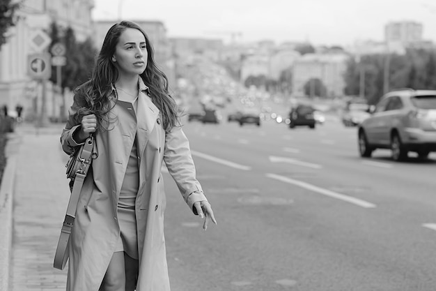 Zakenvrouw staat weg, auto's, verkeer, stedelijke stijl, reizen in de stad, vrouw en auto's