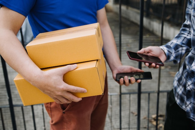 Zakenvrouw start kleine ondernemer MKB-succes freelance vrouw die thuis werkt met online pakketbezorging MKB en verpakkingsbezorgconcept