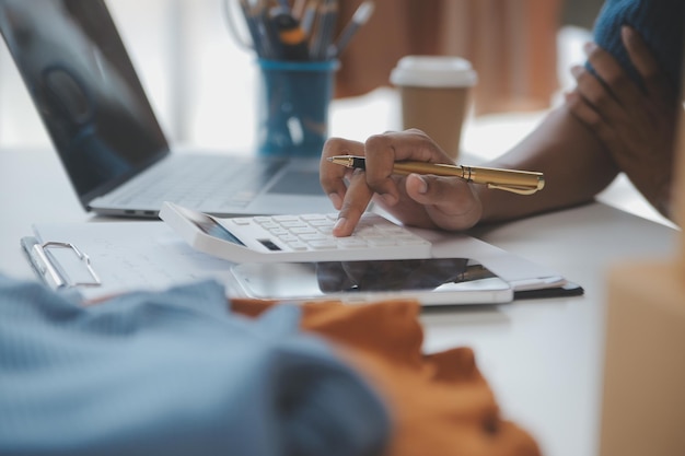 Zakenvrouw start kleine ondernemer MKB-succes freelance vrouw die thuis werkt met online pakketbezorging MKB en verpakkingsbezorgconcept