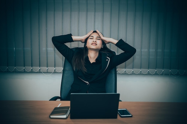 Zakenvrouw stress van baasSecretaris heeft een hard werkThailand mensenWerknemer heeft geen ideeën voor werk