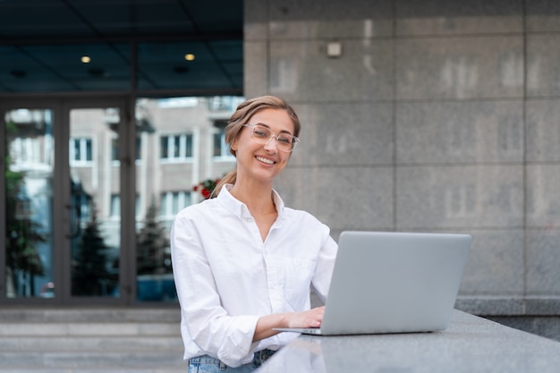 Zakenvrouw Succesvolle Vrouw Gebruik Laptop Zakelijke Persoon Outdoor Corporate Building Exterieur Kaukasisch Vertrouwen Professionele Zakenvrouw Middelbare Leeftijd Met Notebook Technologie Concept