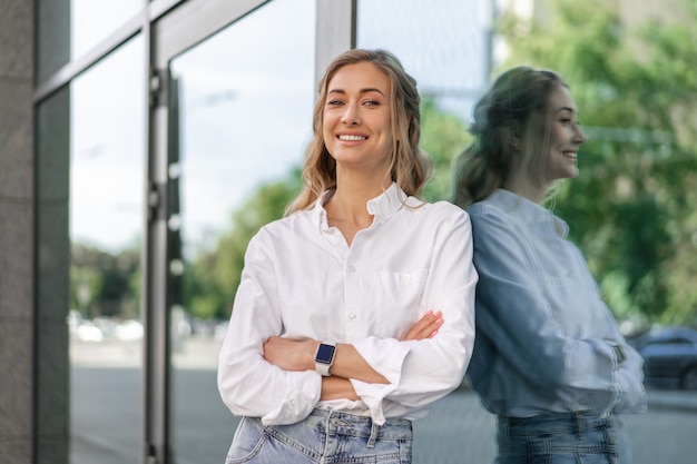 Zakenvrouw Succesvolle Vrouw Glimlachend Zakenpersoon Staande Buiten Zakelijk Gebouw Exterieur Gelukkig Kaukasische Vertrouwen Professionele Zakenvrouw Middelbare Leeftijd Vrouwelijk Wit Shirt Groot Raam Mager