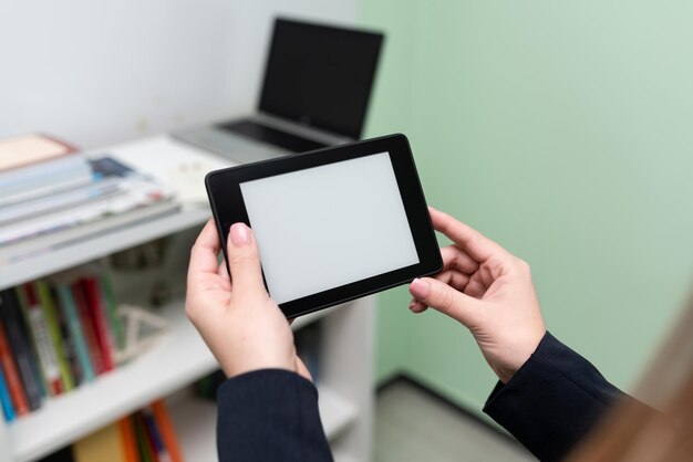 Zakenvrouw Tablet met belangrijke boodschap erop houden Vrouw In kantoor met telefoonscherm met cruciale informatie Executive presenteren kritieke nieuwe op mobiele telefoon