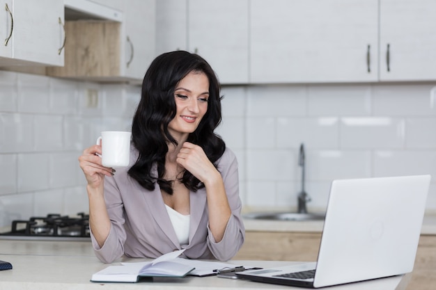 Zakenvrouw thuis werken blijven thuis online werk