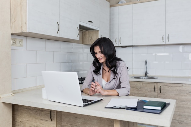 Zakenvrouw thuis werken blijven thuis online werk