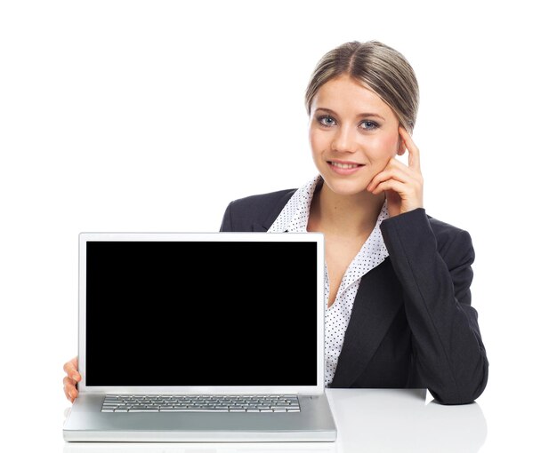 Zakenvrouw toont een laptop scherm op wit