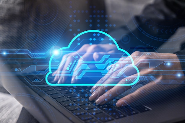 Zakenvrouw typen op de computer in kantoor Cloud netwerk illustratie hologram