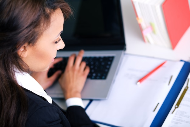 zakenvrouw typen op een laptop