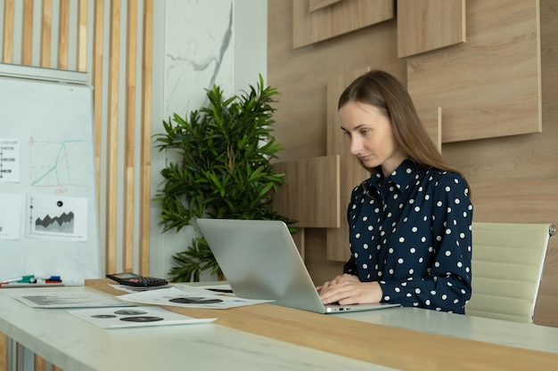 Zakenvrouw typen op laptop schrijven online werken op kantoor