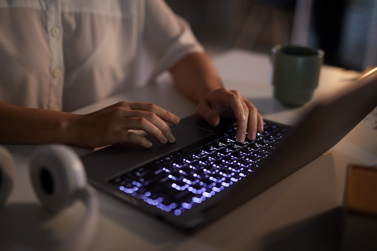 Foto zakenvrouw typen op laptop
