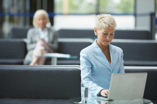 Zakenvrouw typen op laptop