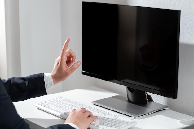 Zakenvrouw typen recente updates op Lap Top toetsenbord op Bureau en wijzen belangrijke ideeën met één vinger Vrouw In Office late berichten schrijven op Computer