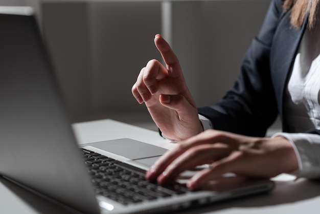 Zakenvrouw typen recente updates op Lap Top toetsenbord op Bureau met mobiele telefoon en wijzen belangrijke ideeën één vinger vrouw In Office late berichten schrijven op Computer