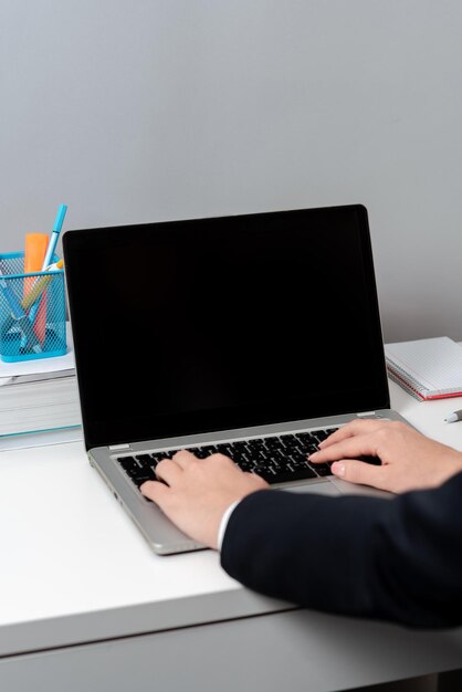 Zakenvrouw typen recente updates op Lap Top toetsenbord op Bureau vrouw In Office schrijven belangrijk bericht op Computer Executive cruciale gegevens invoegen in Pc