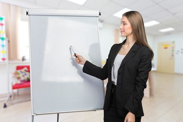 Zakenvrouw uitleggen op het whiteboard