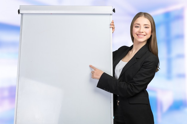 Zakenvrouw uitleggen op het whiteboard