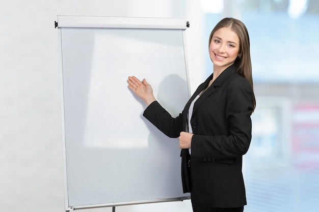 Zakenvrouw uitleggen op het whiteboard