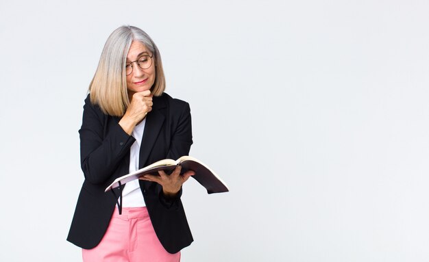 Zakenvrouw van middelbare leeftijd met een notebook