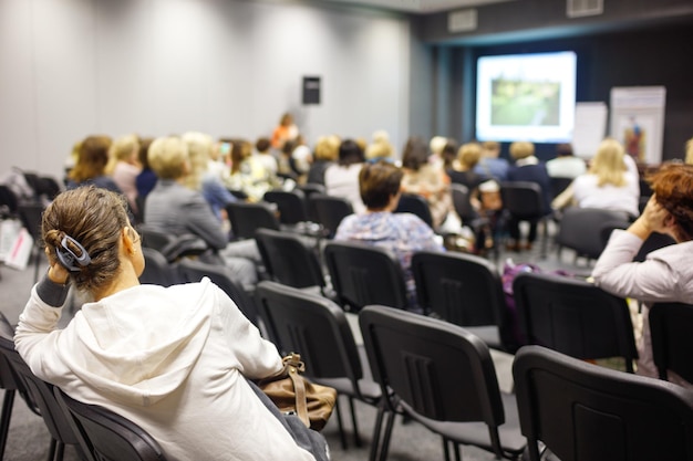 Zakenvrouw verveelt zich en bij sonferentie geen interessante informatie hand ondersteunt het hoofd