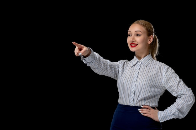 Zakenvrouw vrij gelukkig meisje wijzend naar de voorkant met rode lippenstift in kantoorkostuum