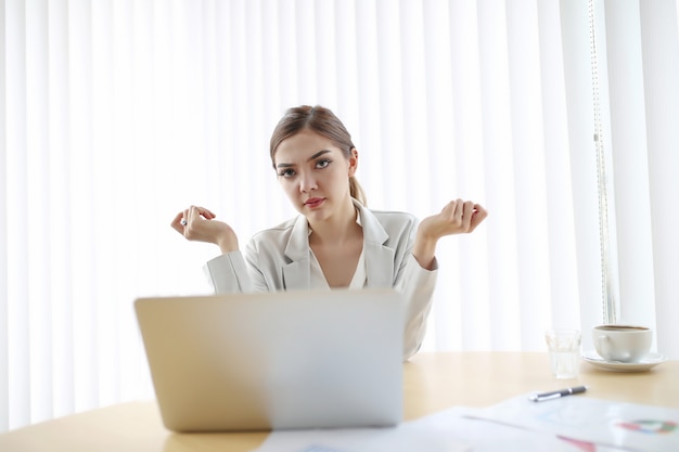 Foto zakenvrouw, vrouw werkt met laptop in office