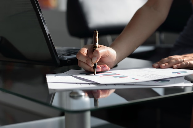 zakenvrouw werken met financiële gegevens.