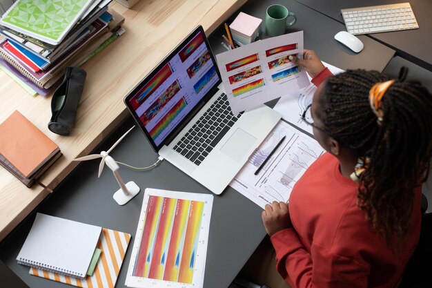 Zakenvrouw werken met grafieken en diagrammen op kantoor