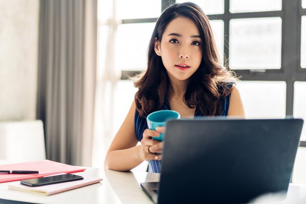 Zakenvrouw werken met laptopcomputer. Creatieve zakenmensen planning op moderne werk loft