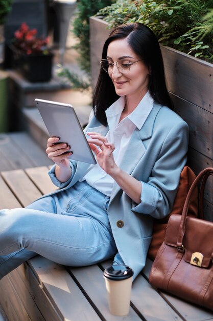 Zakenvrouw werken op een tablet