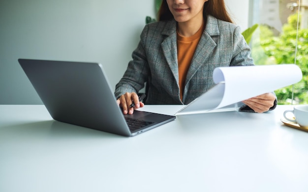 Zakenvrouw werken op laptopcomputer in office