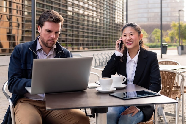 Zakenvrouw werken over koffie met een partner