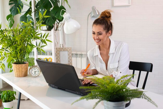 Zakenvrouw werken vanuit huis Jonge vrouw die laptop gebruikt voor werk