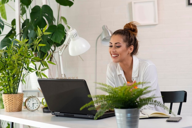 Zakenvrouw werken vanuit huis Jonge vrouw die laptop gebruikt voor werk