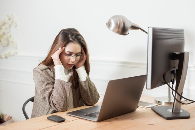 Zakenvrouw werkt in haar bureau