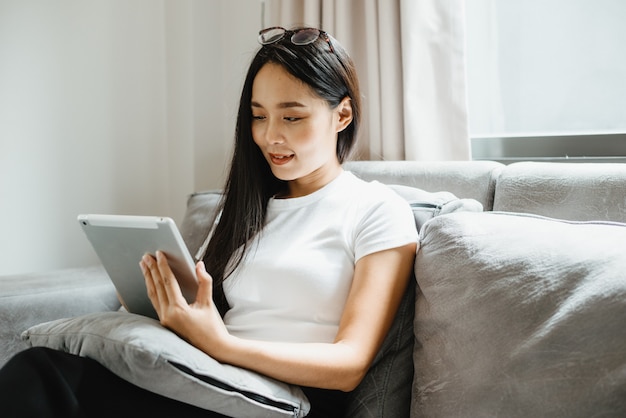 Zakenvrouw werkt met een laptopcomputer vanuit huis, vrouw die werkt met online communicatiezaken en technologie, werkplekbureau met notebook binnen geïsoleerd in een huis