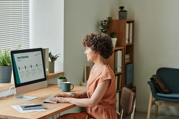 Zakenvrouw werkt op de computer op kantoor