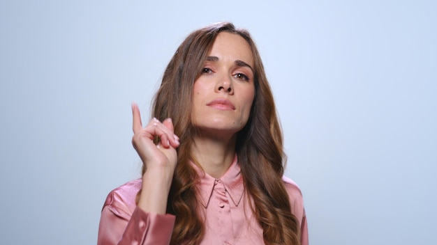 Zakenvrouw wijzend met de vinger op de camera Vrouw knipogende ogen in de studio