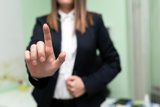 Foto zakenvrouw wijzend met één vinger op belangrijke berichten executive in pak presenteren cruciale informatie vrouw weergegeven: kritieke aankondigingen