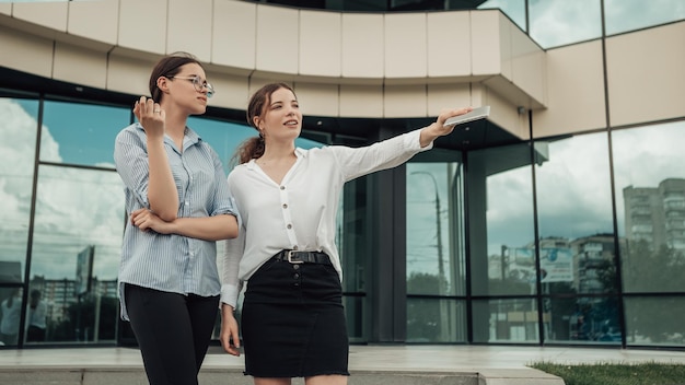 Zakenvrouwen die buiten spreken