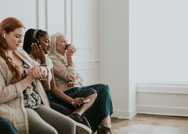 Zakenvrouwen die digitale apparaten gebruiken tijdens het wachten