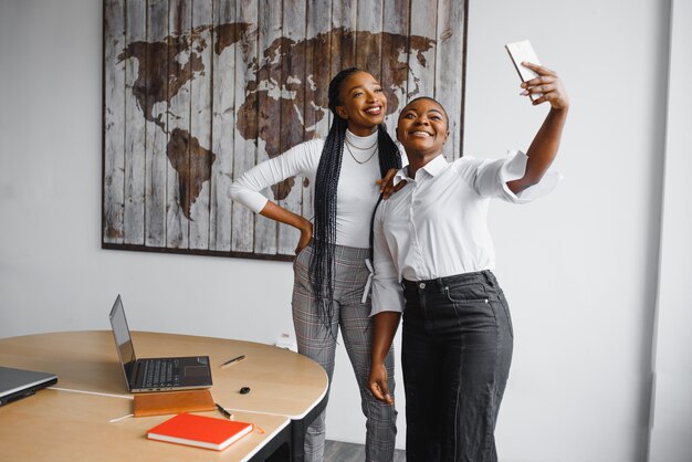 Zakenvrouwen die selfies nemen