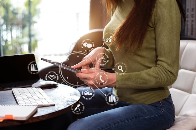 Zakenvrouwen die werken met tablet en laptop en digitale tabletcomputer op kantoor met digitale marketingmedia in virtueel pictogram